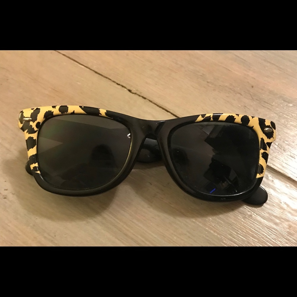 BETSEY JOHNSON-Leopard Sunglasses